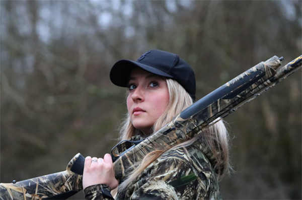 cazadora con escopeta browning en revista trofeo caza