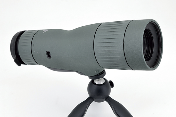Telescopio con tripode de swarovski en revista trofeo