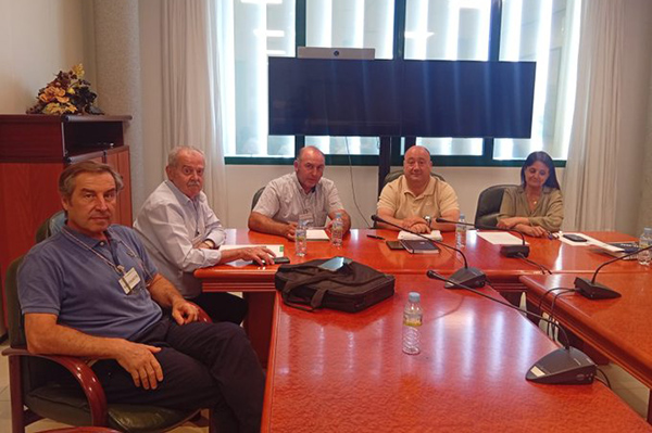 Reunión Consejero Agricultura en revista trofeo caza