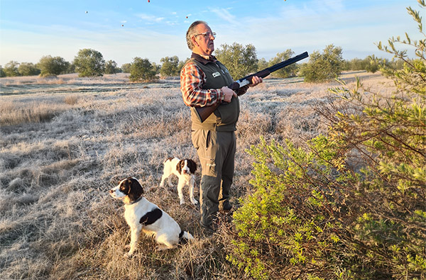cazador con perros en revista trofeo caza