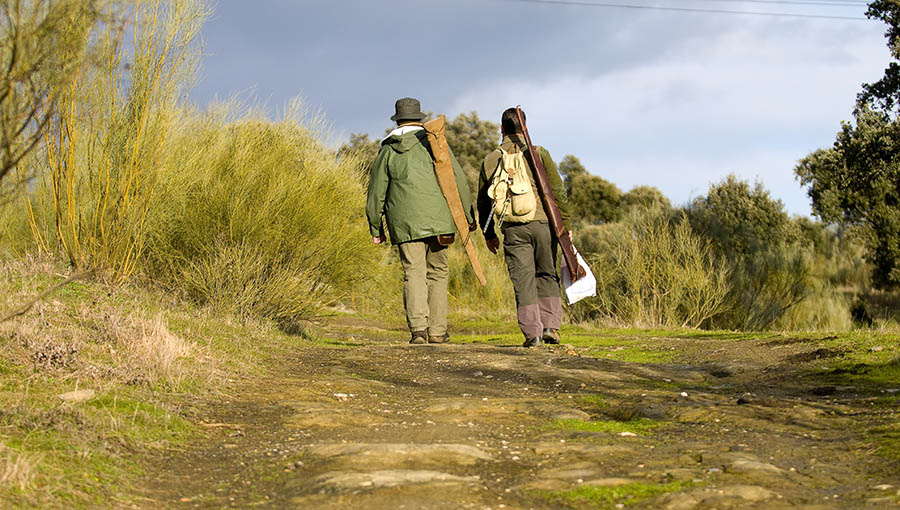 cazadores yendo al puesto en revista trofeo caza